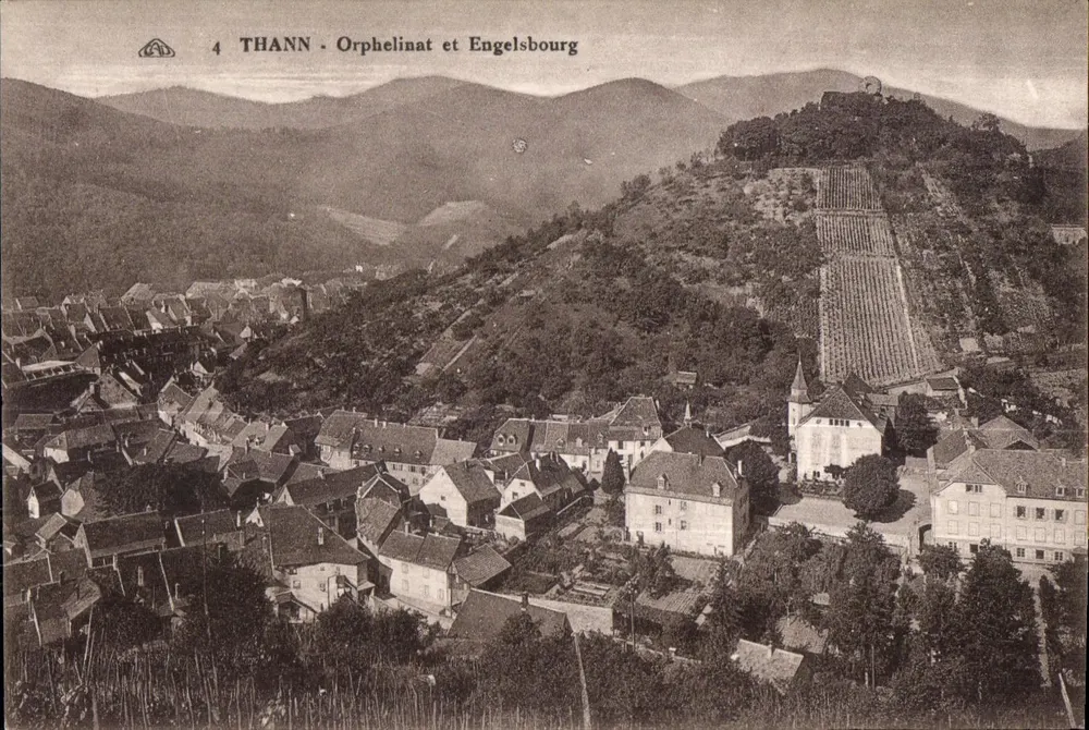 Thann - Orfanato e Engelsbourg — vista panorâmica — C. Alsacienne des Arts Photographiques, Strasbourg - Frente