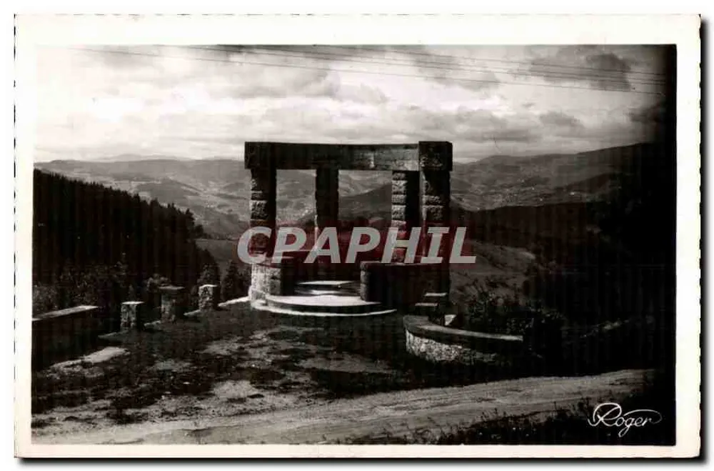 Steinmonument — Panoramablick auf Berge — Roger - Vorderseite