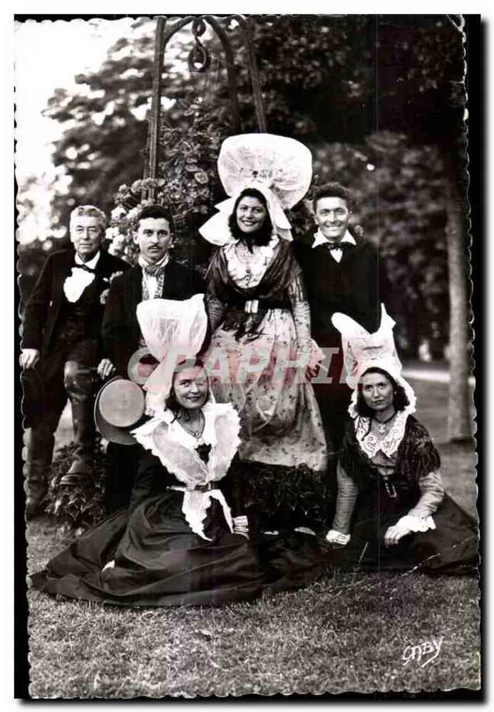 Groupe de cinq personnes en costume de fête — scène de jardin — éditeur CNBY - Vorderseite