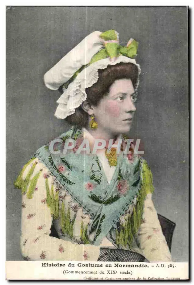 Femme en costume normand du XIXe siècle — Histoire du Costume en Normandie — A.D. 385 — Collection Louveau - Recto