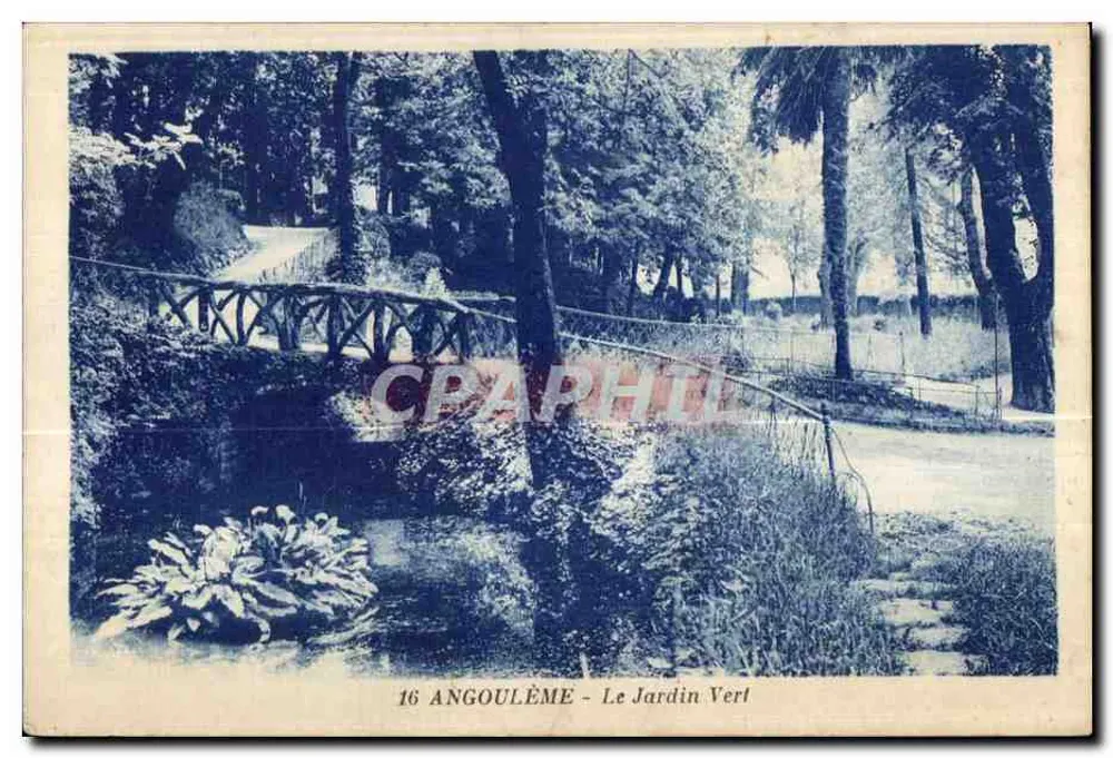 Angoulême - O Jardim Verde — ponte de madeira sobre lago, sob vegetação densa - Frente