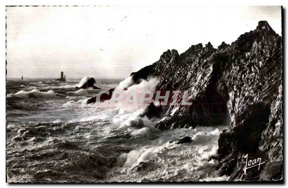 Ondas contra os rochedos — farol no horizonte — editor Jean - Frente