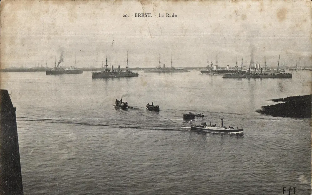 BREST - A Baía — vista marítima com navios e lanchas — FOT - Frente