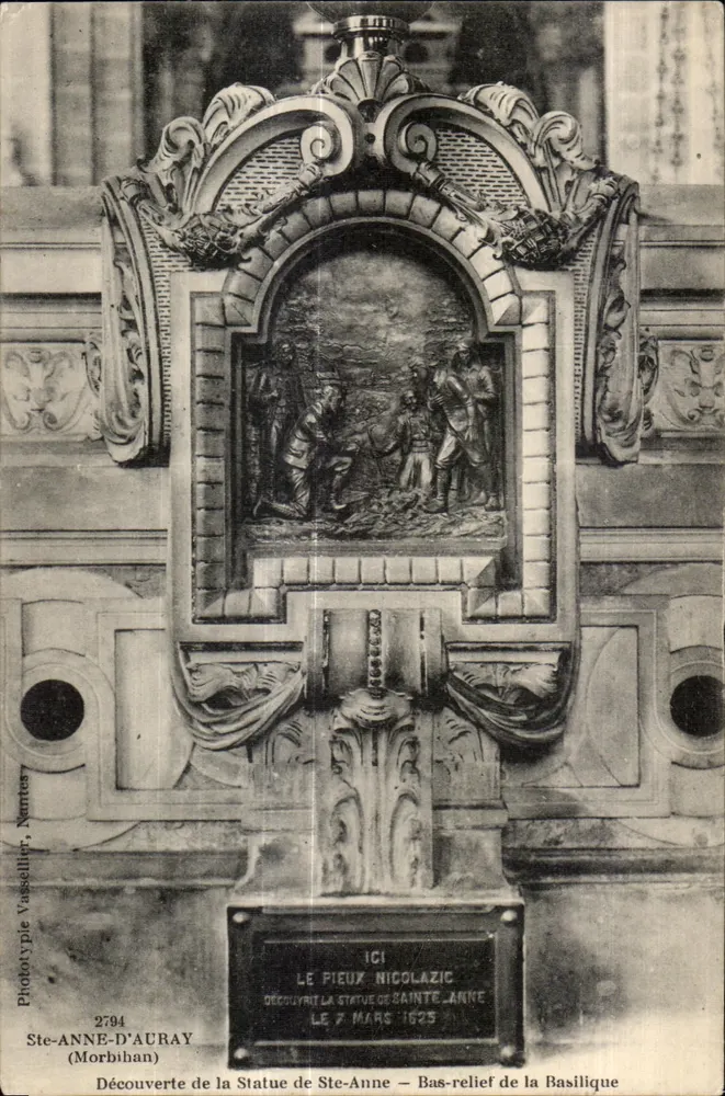 Entdeckung der Statue der Heiligen Anna — Relief der Basilika — Ste-Anne-d'Auray (Morbihan) - Vorderseite