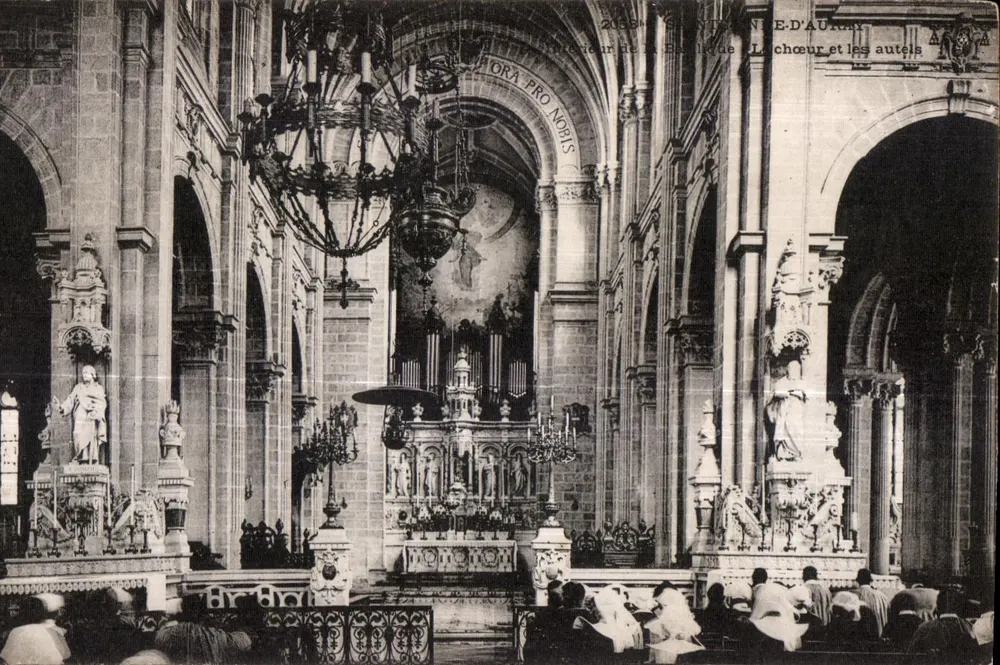 Interior da Basílica — O coro e os altares — Sainte-Anne-d'Auray - Frente