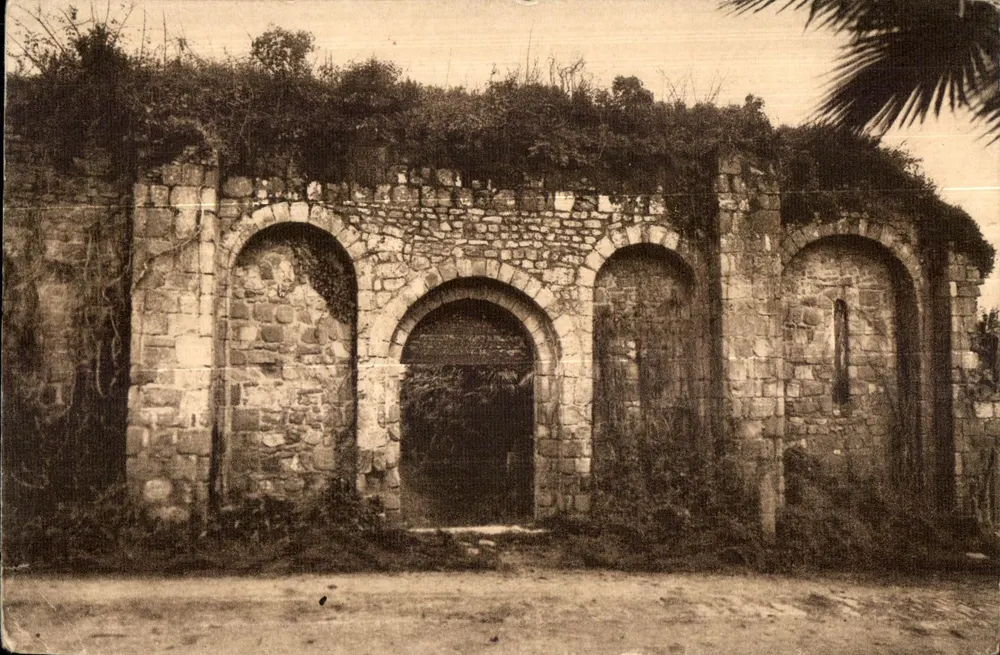 Ruinen der Abtei Landévennec — Eingangstor der Ruinen der Abteikirche — R. de Chalais, Landévennec, n°23 - Vorderseite