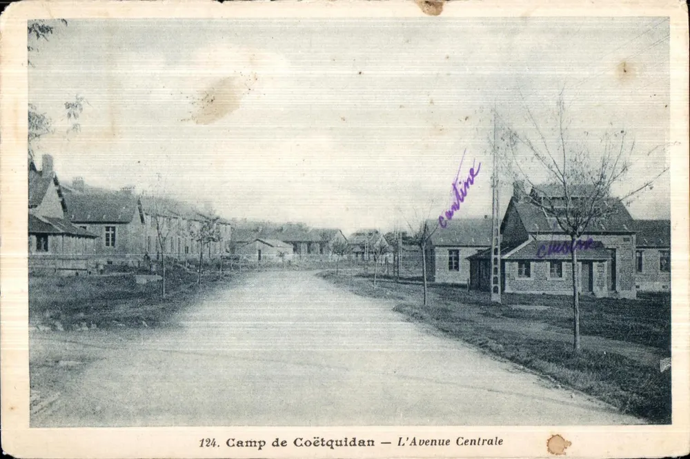 Camp de Coëtquidan — L'Avenue Centrale — Verlag: Edition Morice, n°124 - Vorderseite