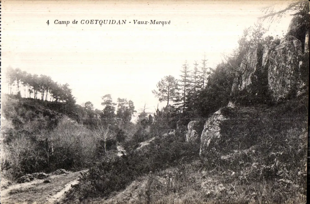 Campo de Coetquidan - Vaux-Marqué — vista de paisagem rochosa e florestal — J. Berthaux, Guer - Frente