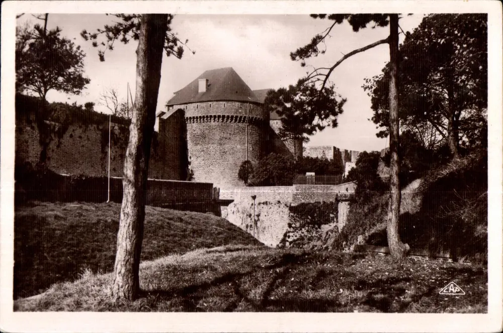 Brest - O Castelo e os Muros — Edição Nacional - Frente