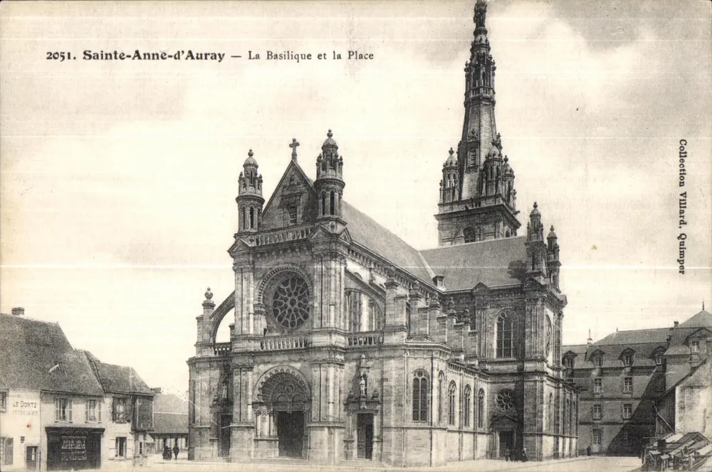 Sainte-Anne-d'Auray — La Basilique et la Place — Éditeur : Collection Villard, Quimper, n° 2051 - Vorderseite