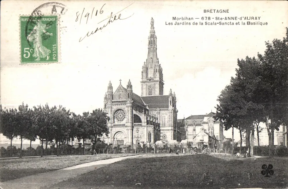 Ste-Anne-d'Auray — Die Gärten von Scala-Sancta und die Basilika — Verleger unbekannt, Seriennummer nicht sichtbar - Vorderseite