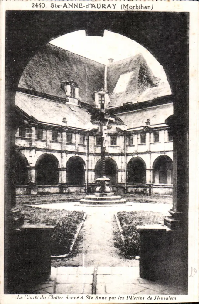 Ste-ANNE-d'AURAY (Morbihan) — Cour do claustro com o Cristo de Jerusalém — Editor: Ets Rivièrè-Buffeau - Frente