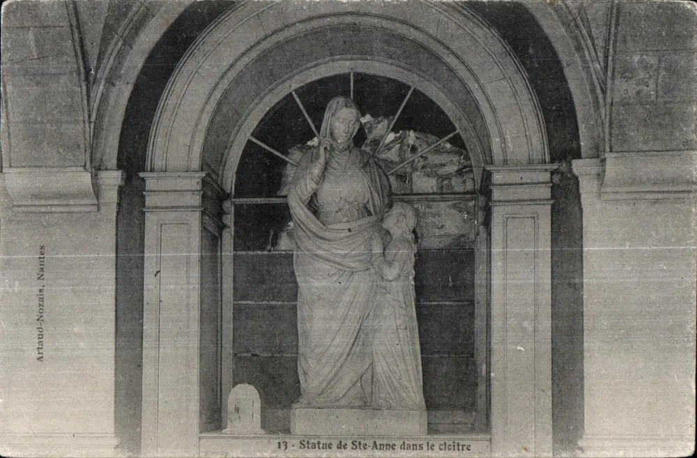 Estátua de Santa Ana no claustro — Artaud-Nozais, Naulles — n°13 - Frente