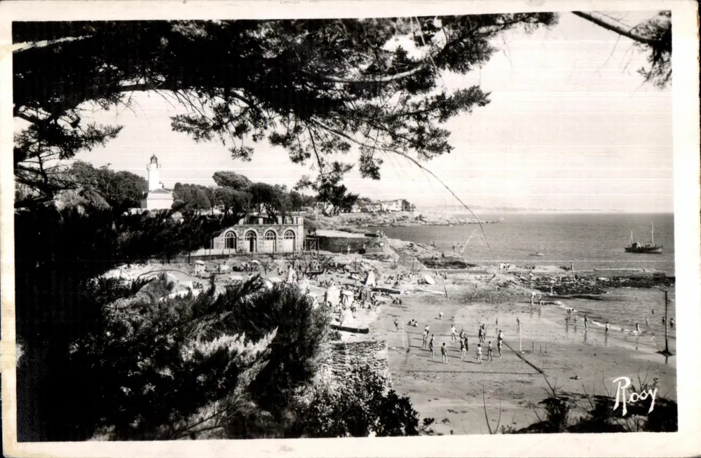 Playa de Sainte-Marguerite — vista con faro y bañistas — Roosy - Anverso