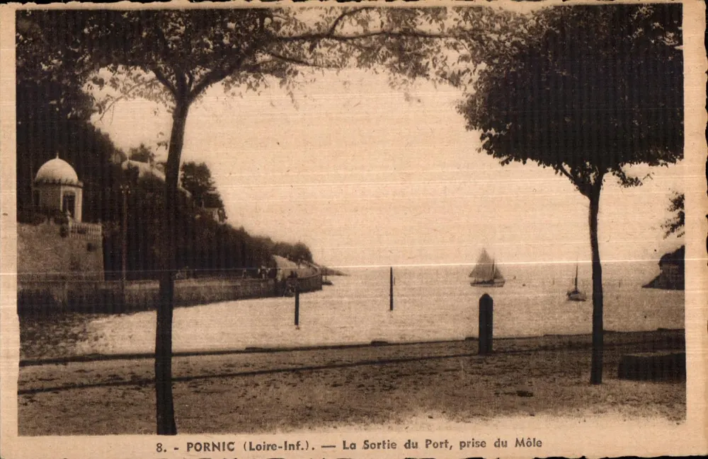 Pornic (Loire-Inf.) — Die Ausfahrt des Hafens, Aufnahme vom Mole - Vorderseite