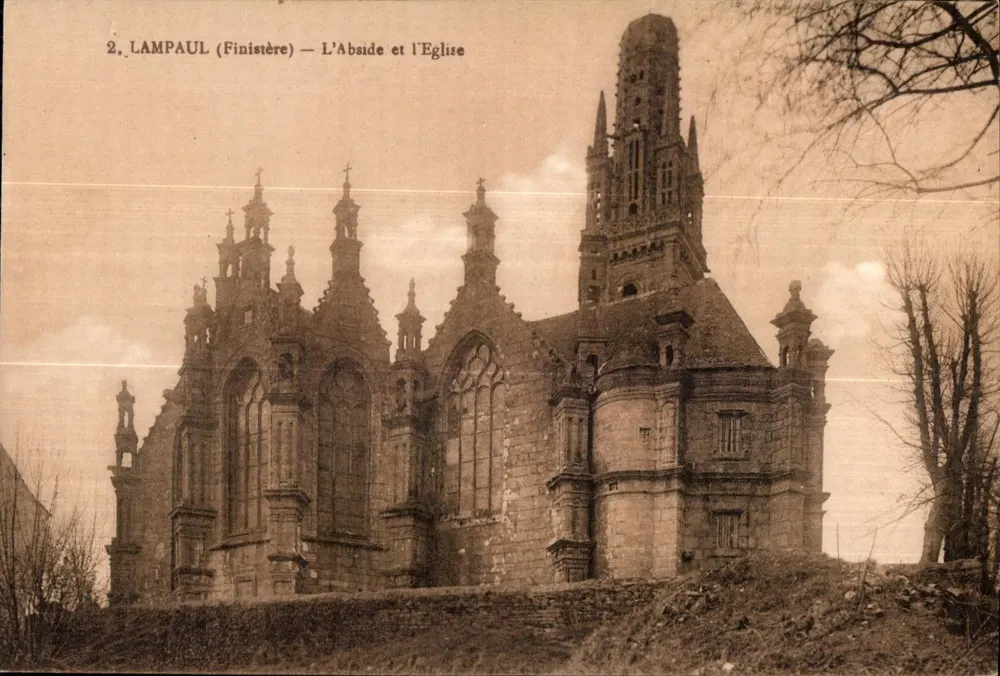 Lampaul (Finistère) — Die Apsis und die Kirche - Vorderseite