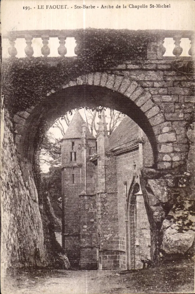 Le Faouët - Saint-Barbe - Bogen der Kapelle Saint-Michel - Vorderseite