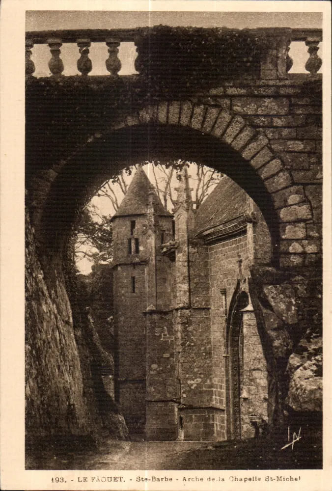Le Faouët - Ste-Barbe - Bogen der Kapelle Saint-Michel - Vorderseite