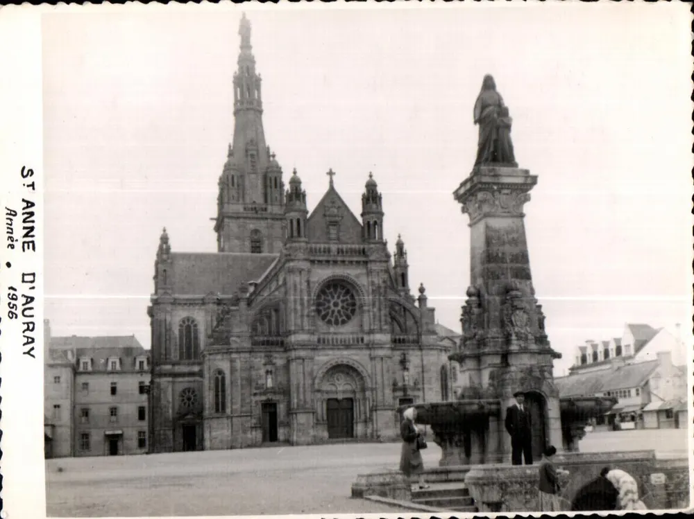 Sainte-Anne d'Auray — Catedral e estátua da Virgem — editor desconhecido, número de série não visível - Frente