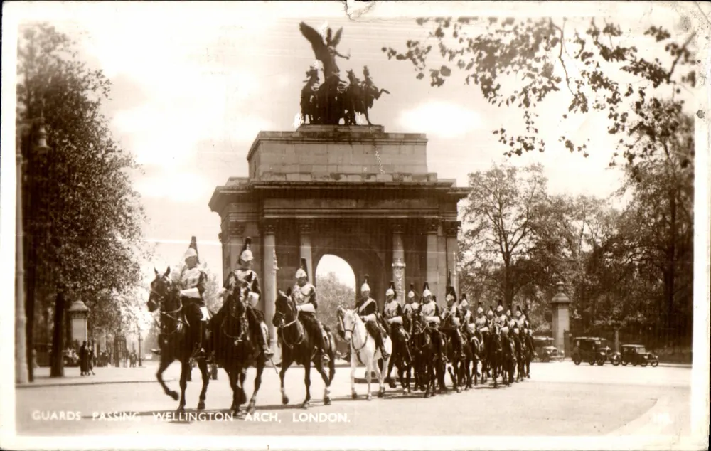 Guardas passando pela Arco de Wellington, Londres — cartão postal datado de outubro de 1938 - Frente