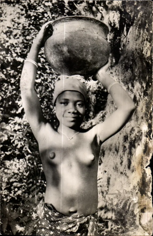 Femme portant un grand pot d'eau sur la tête — scène de corvée — Collection de Jules Berry Dakar - Vorderseite