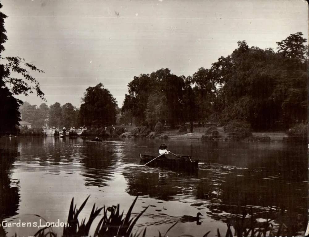Jardins, Londres — vista de lago com barco — Davidson Bros. - Frente