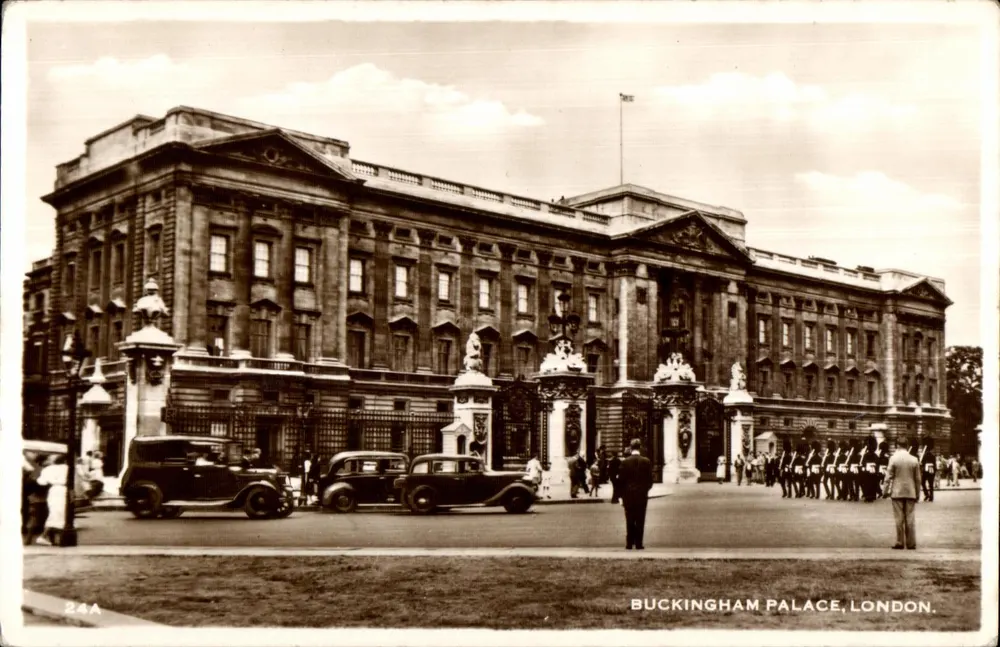 Buckingham Palace, Londra — vista della facciata principale con veicoli e guardie — editore sconosciuto, numero di serie 24A - Recto