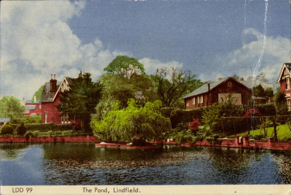 The Pond, Lindfield — vue du lac entouré de maisons et de verdure — éditeur LDD 99 - Awers