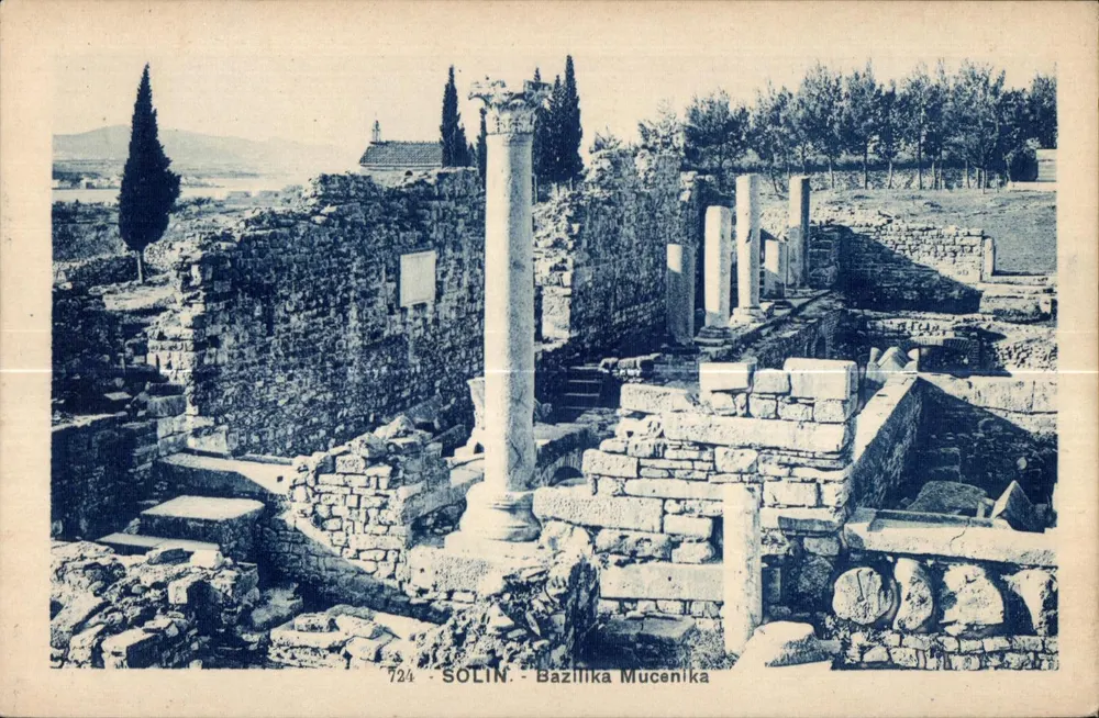 Solin - Basilika Mucenika — römische Ruinen mit Säulen und Steinwänden — n° 724 - Vorderseite