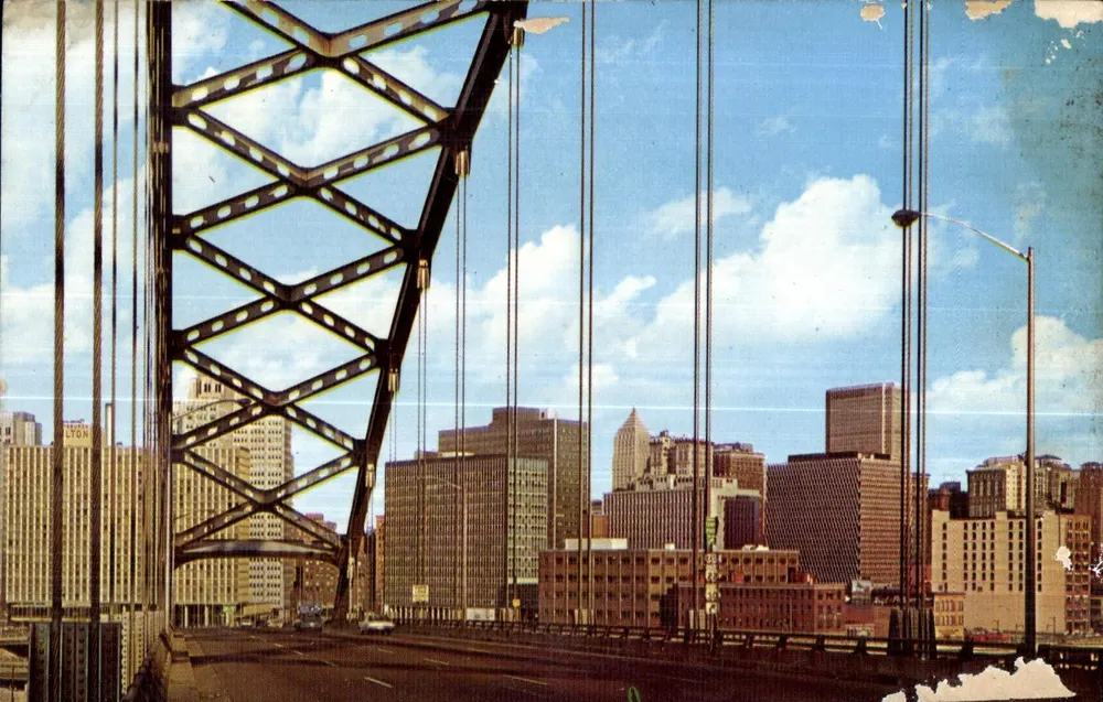 Vista di Downtown Pittsburgh, PA — vista dalla uscita nord del Fort Pitt Tunnel — editore Dexter Press, Inc. n° 221-109 - Recto