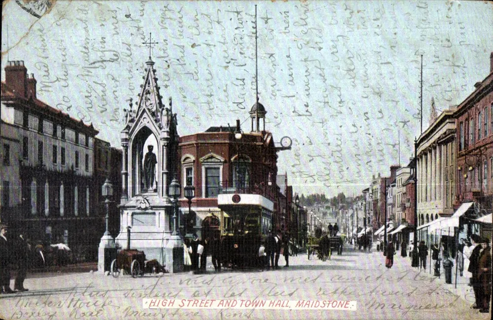 High Street und Rathaus, Maidstone — Ansicht der Place mit Denkmal und Straßenbahn — Verlag unbekannt - Vorderseite
