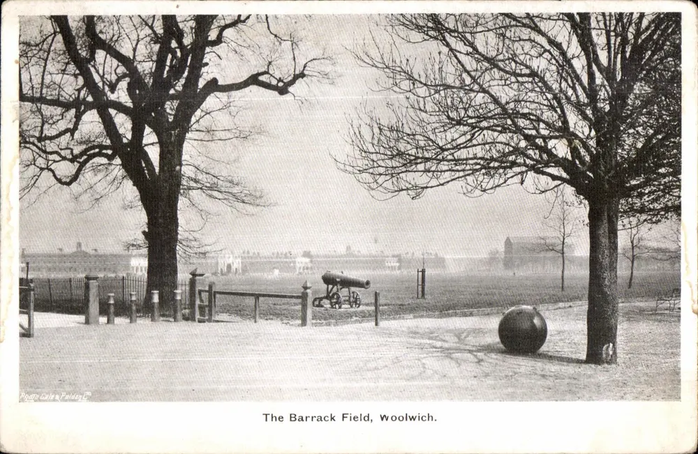 The Barrack Field, Woolwich — campo militar com canhão e bola de canhão — editor Piggott, Cale & Paldery - Frente