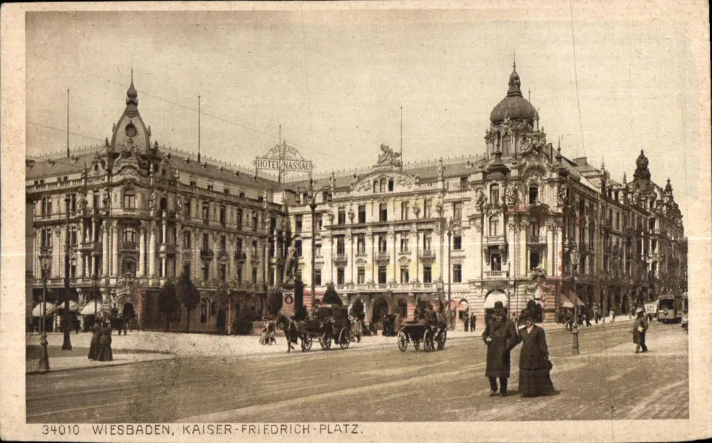 Wiesbaden, Kaiser-Friedrich-Platz — vista do Hotel Nassau — editor Kupferstich-Verlag von Karl Rud. Bremer & Co. - Frente