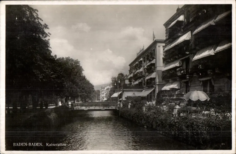 Baden-Baden. Kaiserallee — vista do canal e dos edifícios — Verlag Emil Hartmann, Mannheim, n°54 - Frente