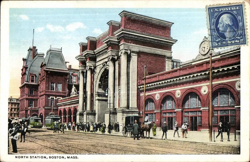 Gare du Nord, Boston, Mass. — widok budynku czerwonych cegieł z torami tramwajowymi — wydawca nieczytelny, numer serii nieczytelny - Awers
