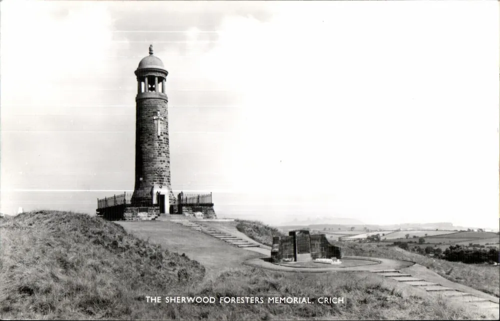 O Memorial dos Ferreiros de Sherwood em Crich — torre de pedra com cruz, vista panorâmica - Frente