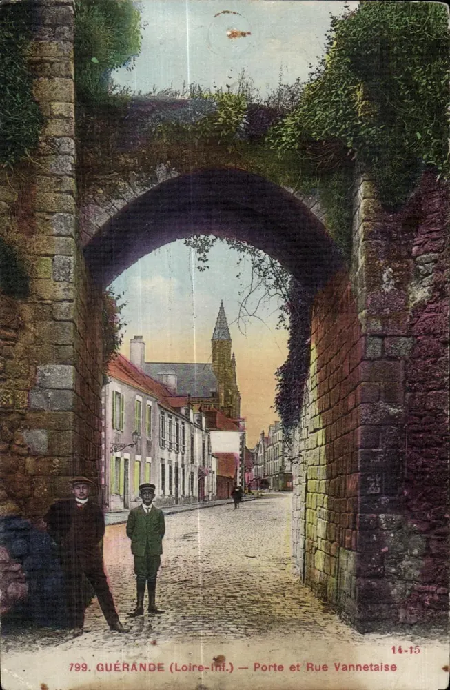 Guérande (Loire-Inf.) — Tor und Rue Vannetaise, Ansicht unter einem mit Pflanzen bewachsenen Steinbogen - Vorderseite