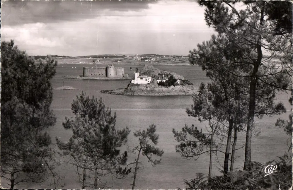 Le Château et le phare de Carantec — vue depuis le Cap — éditeur Cap - Vorderseite