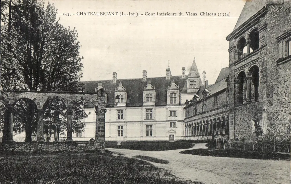 Châteaubriant (Loire-Inférieure) — Innenhof des Alten Schlosses (1524) — L. Int. Nr. 245 - Vorderseite