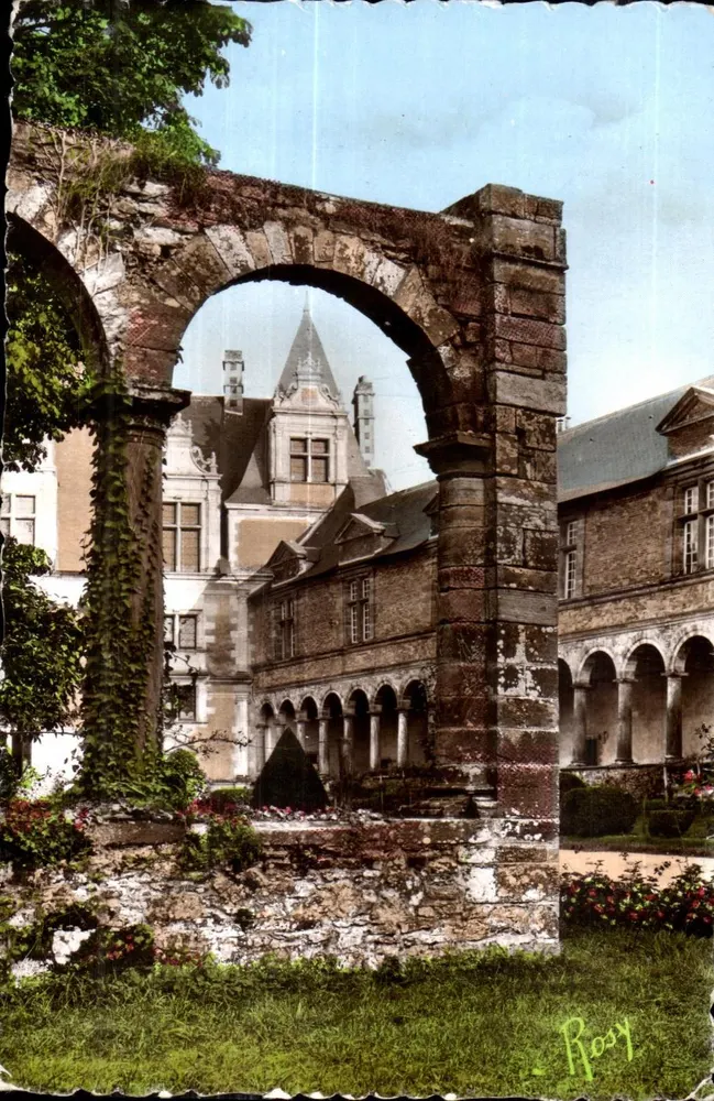 Châteaubriant — O Castelo Renascentista visto das Arcadas — F. Chapeau, editor - Frente