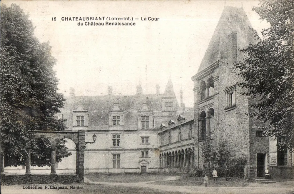 Châteaubriant (Loire-Inf.) — A Cour do Castelo da Renascença — Coleção F. Chapeau, Nantes - Frente