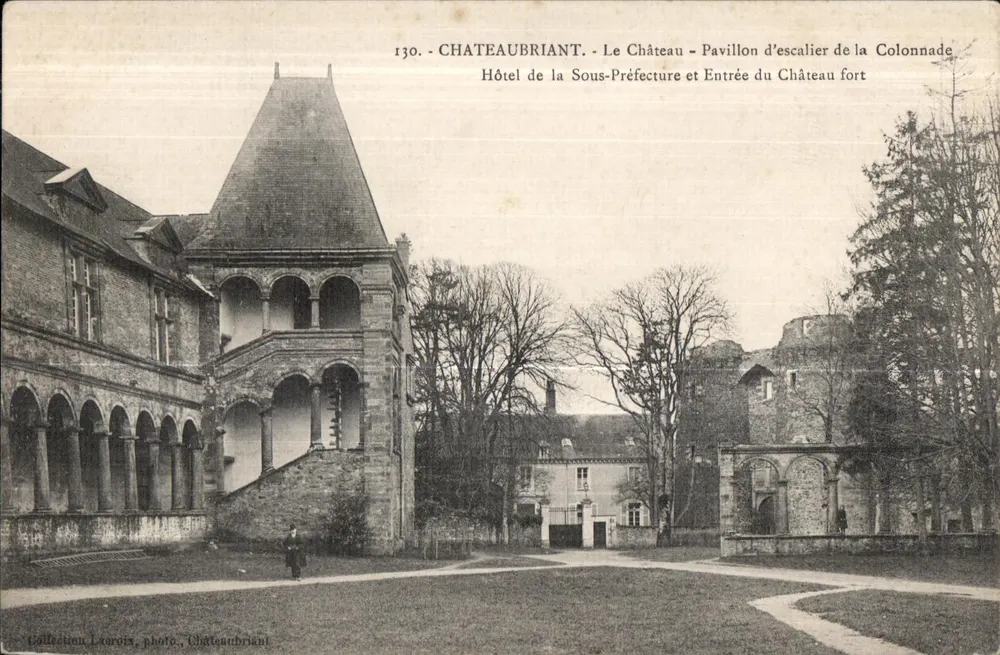 Châteaubriant - O Castelo - Pavilhão da escada da Colunata, Hotel da Subprefeitura e Entrada do Castelo Forte - Frente