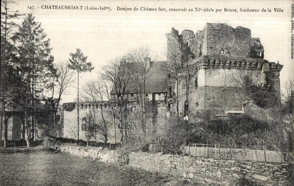 Châteaubriant (Loire-Inférieure) — Torre do castelo fortificado, construído no século XI por Brient, fundador da cidade — Laroix, foto. Châteaubriant - Frente