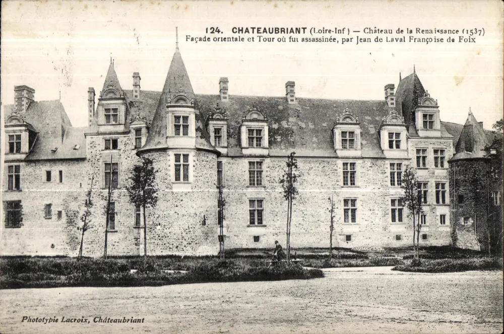 Châteaubriant (Loire-Inf.) — Castelo da Renascença (1537) — Fachada oriental e Torre onde Françoise de Foix foi assassinada por Jean de Laval - Frente