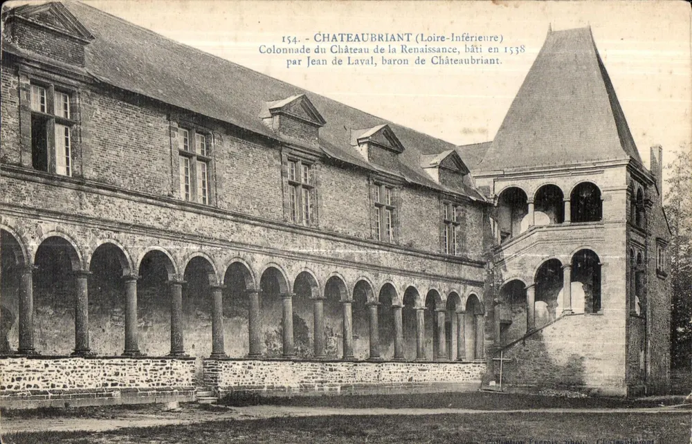 Châteaubriant (Loire-Inférieure) — Säulenportal des Schlosses der Renaissance, errichtet 1538 von Jean de Laval, Baron von Châteaubriant — Verleger Francis, Foto Châteaubriant - Vorderseite