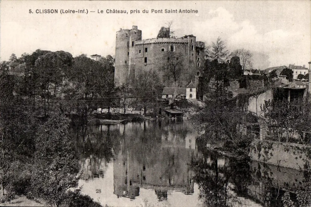 Clisson (Loire-Inf.) — El Castillo, visto desde el Puente Saint-Antoine — Chapeau, editor Nantes, n°28 - Anverso