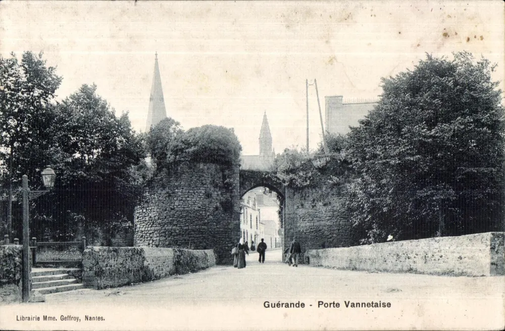 Guérande - Porte Vannetaise — vista de la antigua puerta fortificada — Librairie Mme. Geffroy, Nantes - Anverso