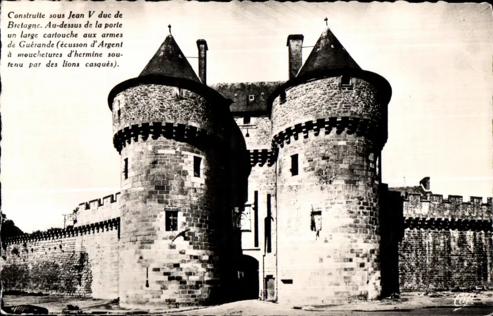 Porta de Guérande — Construída sob Jean V duque da Bretanha — Réal-Photo - Frente