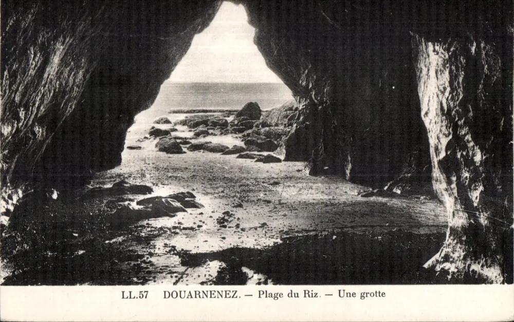 Douarnenez — Praia do Riz — Uma caverna - Frente