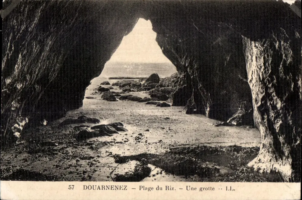 Douarnenez — Praia do Riz — Uma gruta — L.L. - Frente